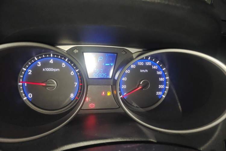 Used Hyundai ix35 2013 2.0L Automatic Two-Wheel Drive Smart GLS China IV Standard Odometer Close Up