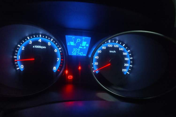 Used Hyundai ix35 2013 2.0L Automatic Two-Wheel Drive Smart GLS China IV Standard Odometer Close Up