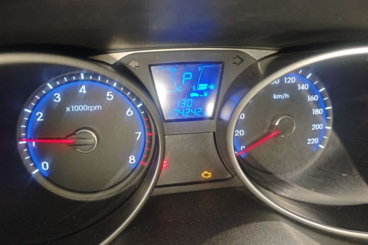 Used Hyundai ix35 2013 2.0L Automatic Two-Wheel Drive Smart GLS China V Standard Odometer Close Up