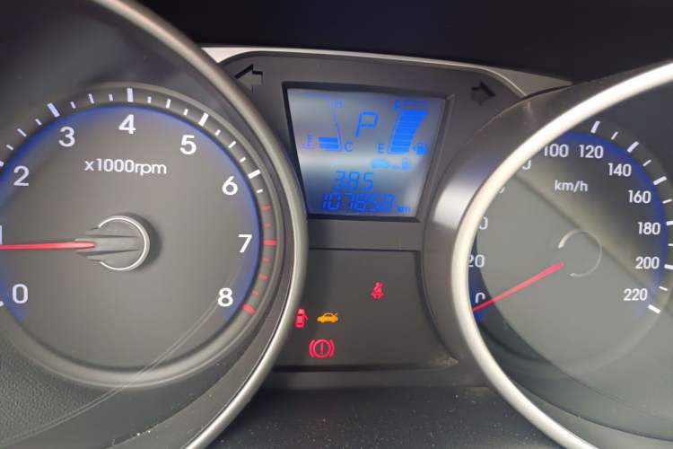 Used Hyundai ix35 2013 2.0L Automatic Two-Wheel Drive Smart GLS China IV Standard Odometer Close Up