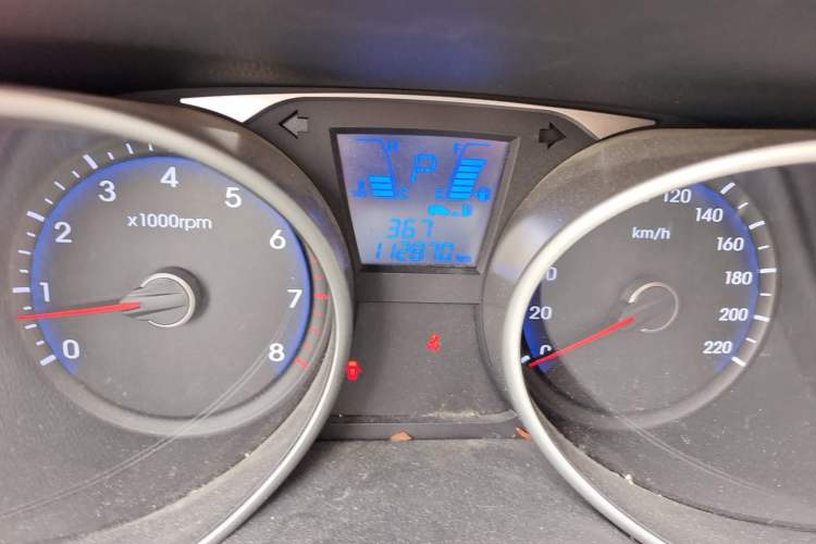 Used Hyundai ix35 2013 2.0L Automatic Two-Wheel Drive Smart GLS China IV Standard Odometer Close Up