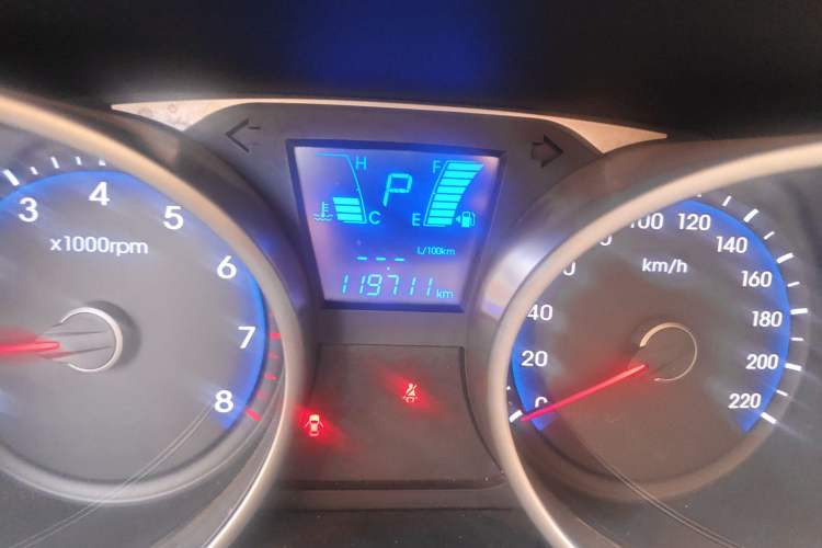 Used Hyundai ix35 2013 2.0L Automatic Two-Wheel Drive Smart GLS China IV Standard Odometer Close Up