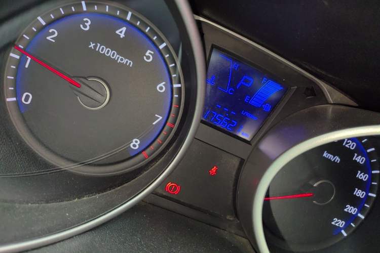 Used Hyundai ix35 2013 2.0L Automatic Two-Wheel Drive Smart GLS China IV Standard Odometer Close Up
