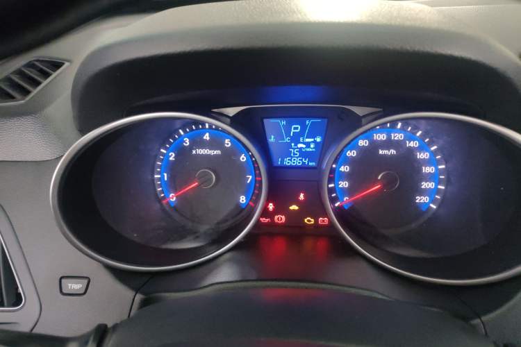 Used Hyundai ix35 2013 2.0L Automatic Two-Wheel Drive Smart GLS China IV Standard Odometer Close Up