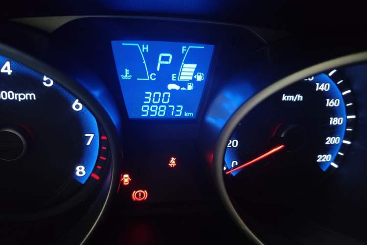 Used Hyundai ix35 2013 2.0L Automatic Two-Wheel Drive Smart GLS China IV Standard Odometer Close Up