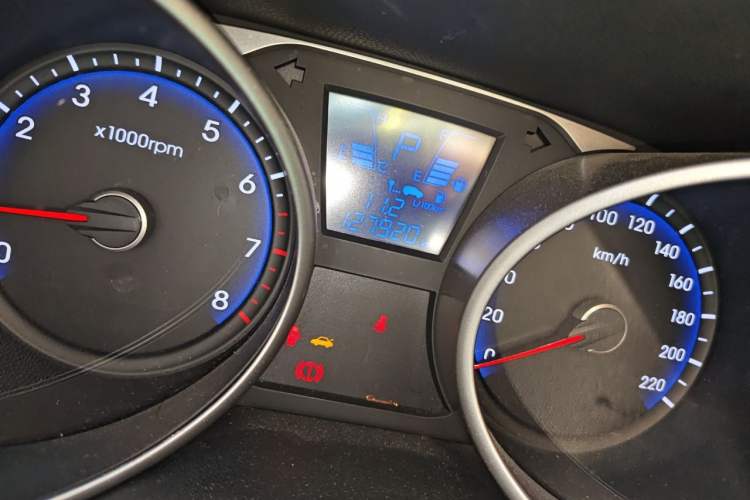 Used Hyundai ix35 2013 2.0L Automatic Two-Wheel Drive Smart GLS China IV Standard Odometer Close Up