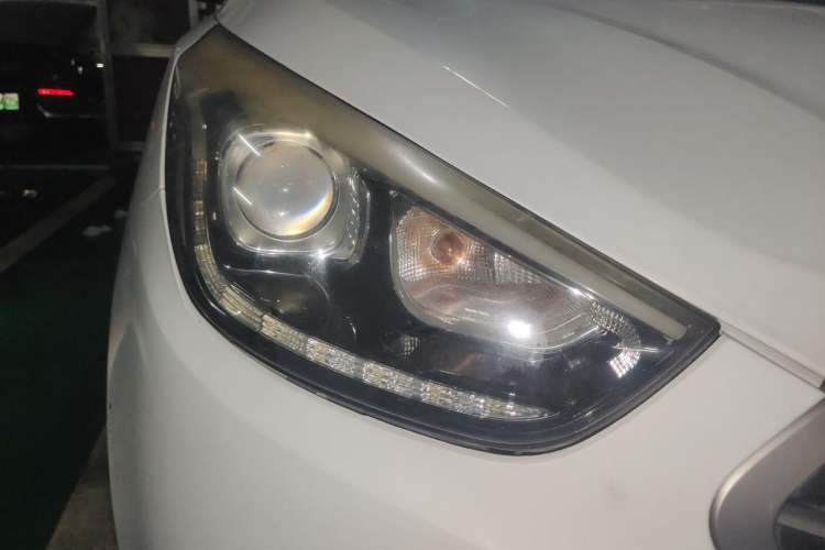 Used Hyundai ix35 2013 2.0L Automatic Two-Wheel Drive Smart GLS China IV Standard Right Front Headlight