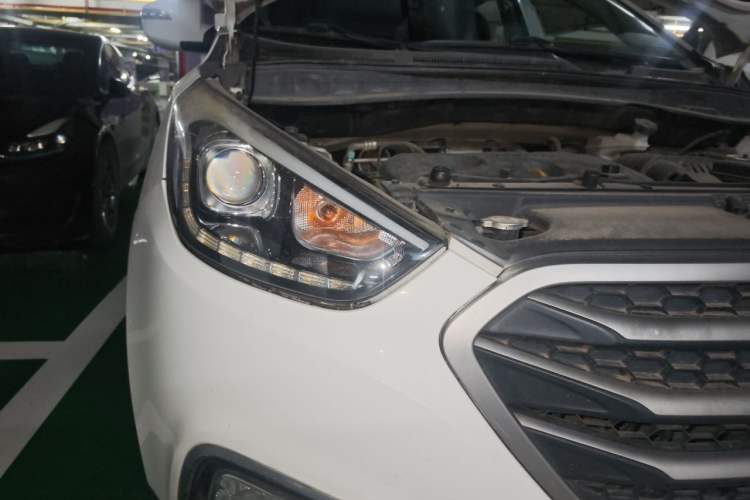 Used Hyundai ix35 2013 2.0L Automatic Two-Wheel Drive Smart GLS China IV Standard Right Front Headlight