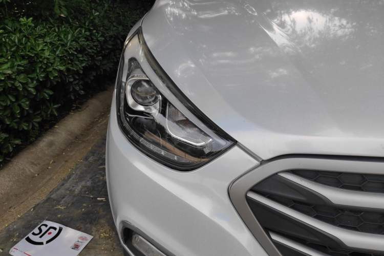 Used Hyundai ix35 2013 2.0L Automatic Two-Wheel Drive Smart GLS China IV Standard Right Front Headlight