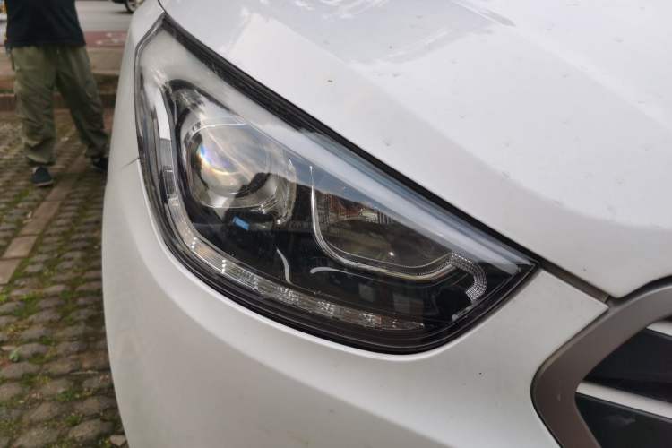 Used Hyundai ix35 2013 2.0L Automatic Two-Wheel Drive Smart GLS China IV Standard Right Front Headlight