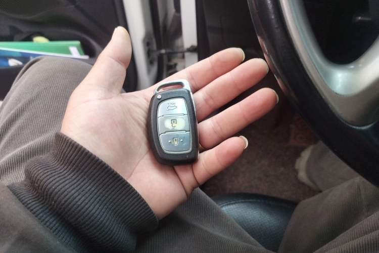 Used Hyundai ix35 2013 2.0L Automatic Two-Wheel Drive Smart GLS China IV Standard Vehicle Key