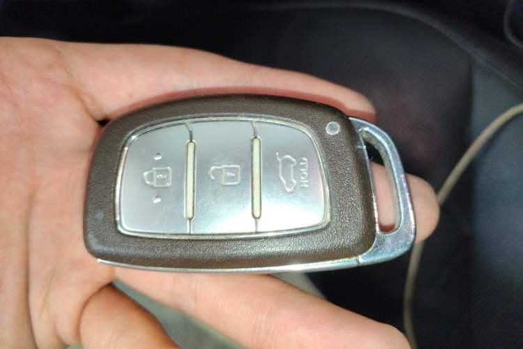 Used Hyundai ix35 2013 2.0L Automatic Two-Wheel Drive Smart GLS China IV Standard Vehicle Key