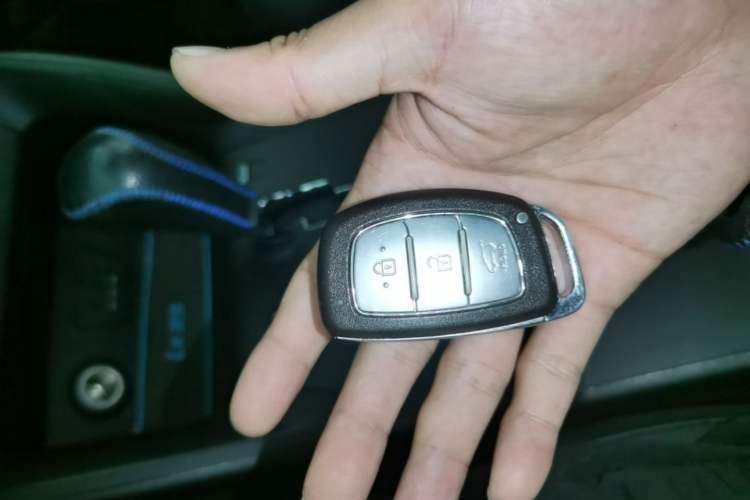 Used Hyundai ix35 2013 2.0L Automatic Two-Wheel Drive Smart GLS China IV Standard Vehicle Key
