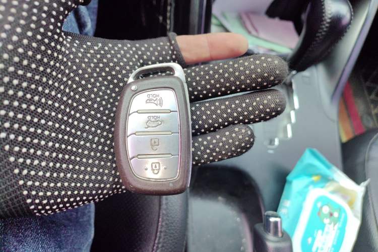 Used Hyundai ix35 2013 2.0L Automatic Two-Wheel Drive Smart GLS China IV Standard Vehicle Key