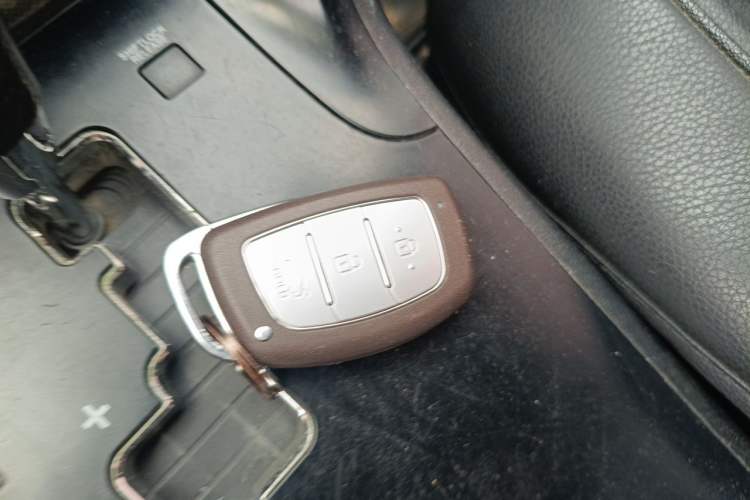Used Hyundai ix35 2013 2.0L Automatic Two-Wheel Drive Smart GLS China IV Standard Vehicle Key