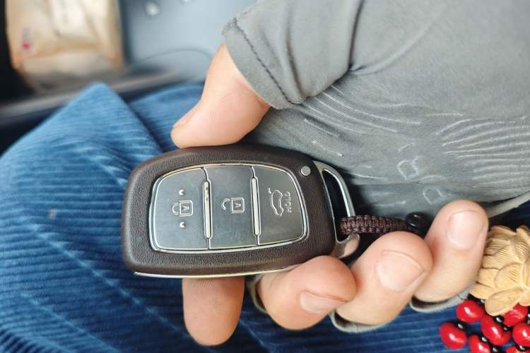 Used Hyundai ix35 2013 2.0L Automatic Two-Wheel Drive Smart GLS China IV Standard Vehicle Key