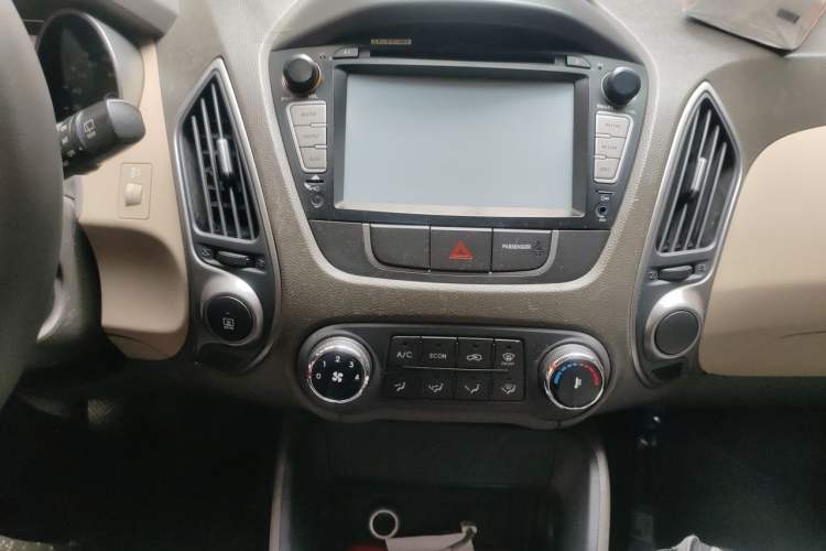Used Hyundai ix35 2013 2.0L Manual 2WD Comfort GL China IV Standard Audio And AC Panel