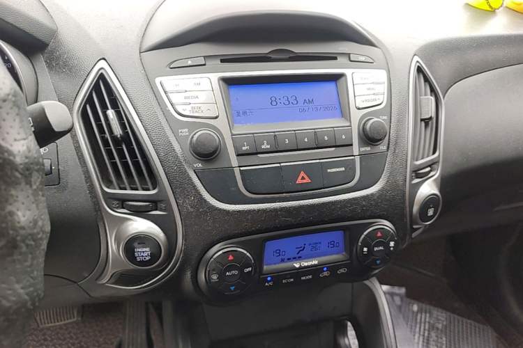 Used Hyundai ix35 2013 2.0L Automatic Two-Wheel Drive Smart GLS China V Standard Audio And AC Panel