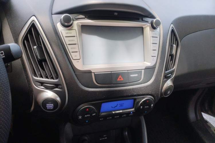 Used Hyundai ix35 2013 2.0L Automatic Two-Wheel Drive Smart GLS China V Standard Audio And AC Panel