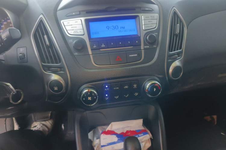 Used Hyundai ix35 2013 2.0L Automatic 2WD Comfort GL China IV Standard Audio And AC Panel