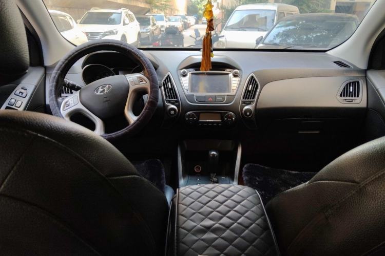 Used Hyundai ix35 2013 2.0L Automatic Two-Wheel Drive Smart GLS China IV Standard Center Console