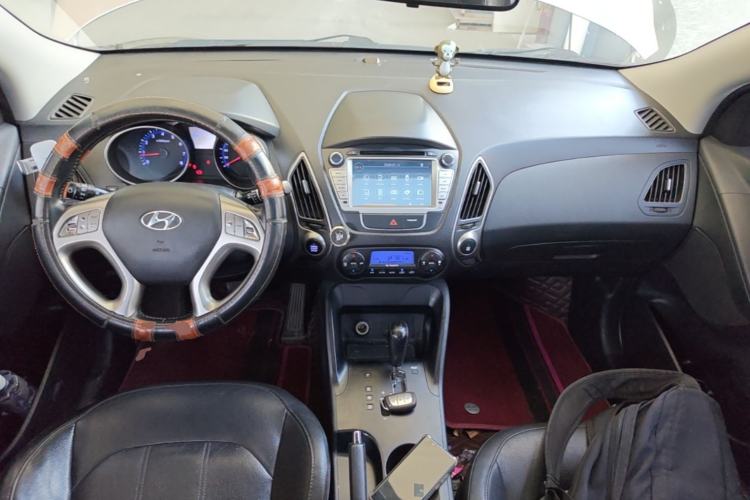 Used Hyundai ix35 2013 2.0L Automatic Two-Wheel Drive Smart GLS China IV Standard Center Console