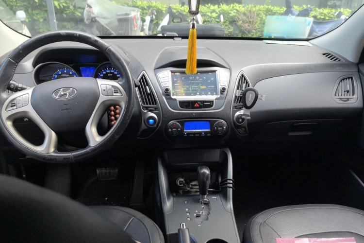 Used Hyundai ix35 2013 2.0L Automatic Two-Wheel Drive Smart GLS China IV Standard Center Console