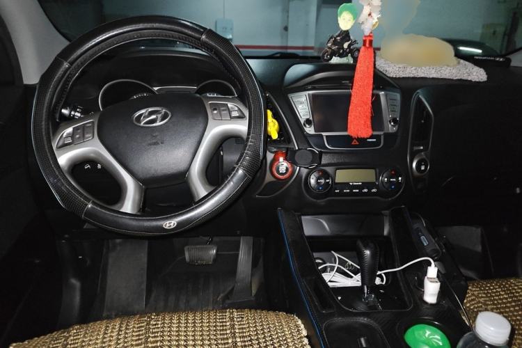 Used Hyundai ix35 2013 2.0L Automatic Two-Wheel Drive Smart GLS China IV Standard Center Console