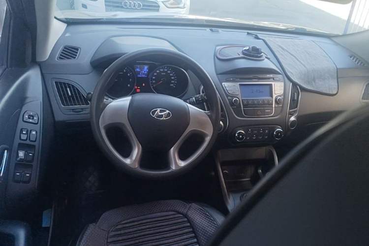 Used Hyundai ix35 2013 2.0L Manual 2WD Comfort GL China IV Standard Center Console