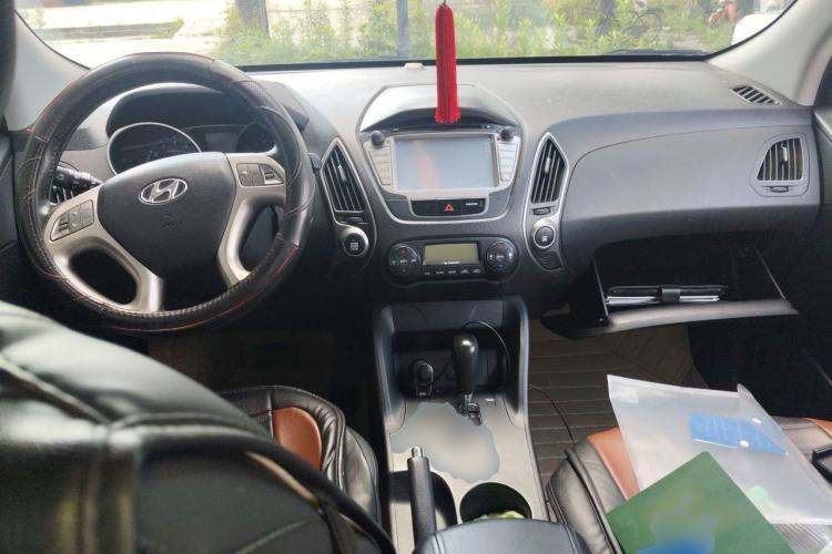 Used Hyundai ix35 2013 2.0L Automatic Two-Wheel Drive Smart GLS China IV Standard Center Console