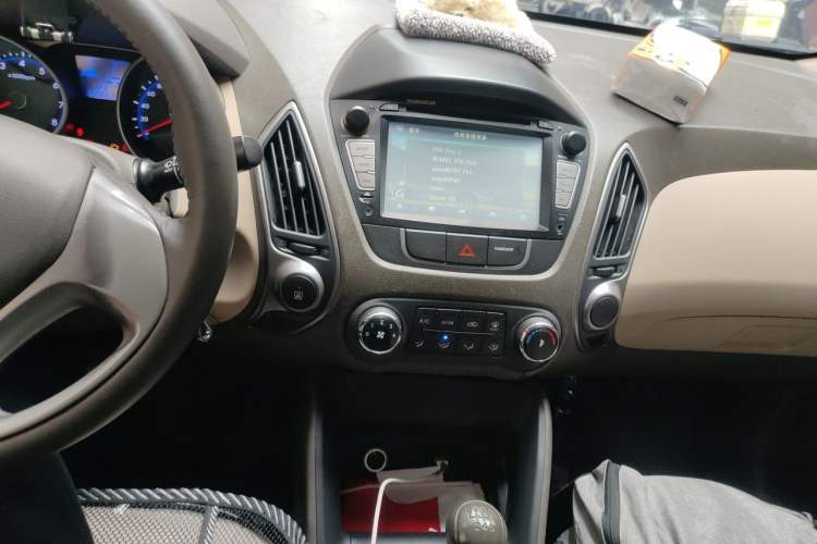 Used Hyundai ix35 2013 2.0L Manual 2WD Comfort GL China IV Standard Center Console