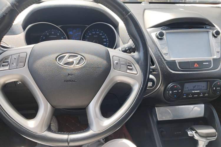 Used Hyundai ix35 2013 2.0L Automatic Two-Wheel Drive Smart GLS China IV Standard Center Console