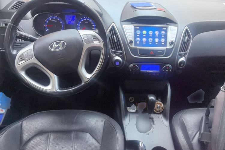 Used Hyundai ix35 2013 2.0L Automatic Two-Wheel Drive Smart GLS China IV Standard Center Console