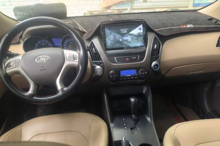 Used Hyundai ix35 2013 2.0L Automatic Two-Wheel Drive Smart GLS China IV Standard Center Console
