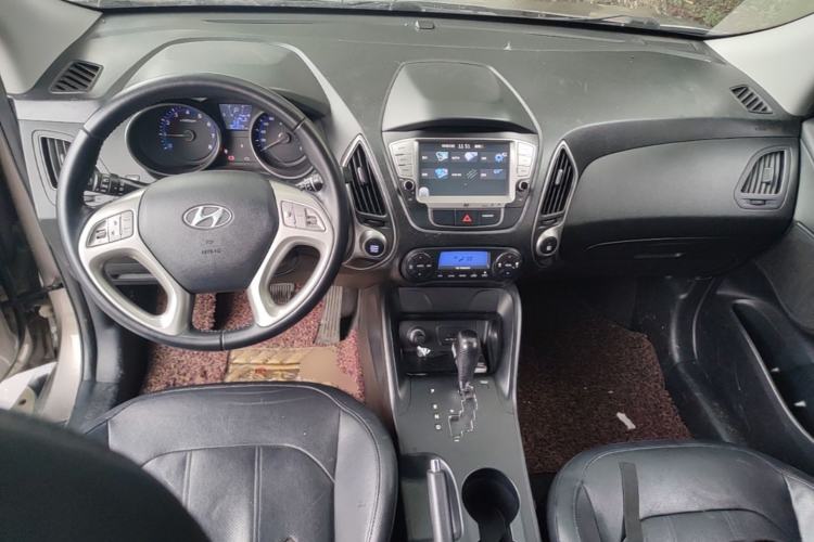Used Hyundai ix35 2013 2.0L Automatic Two-Wheel Drive Smart GLS China IV Standard Center Console