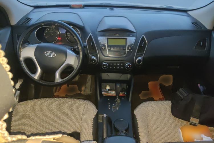 Used Hyundai ix35 2013 2.0L Automatic Two-Wheel Drive Smart GLS China IV Standard Center Console
