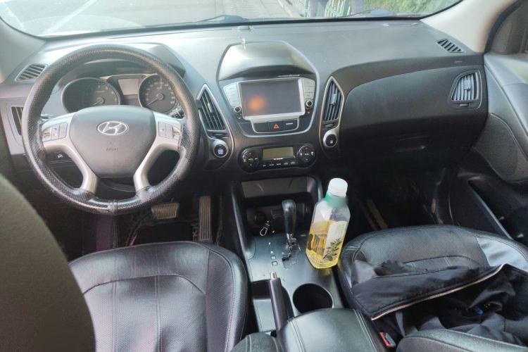 Used Hyundai ix35 2013 2.0L Automatic Two-Wheel Drive Smart GLS China V Standard Center Console