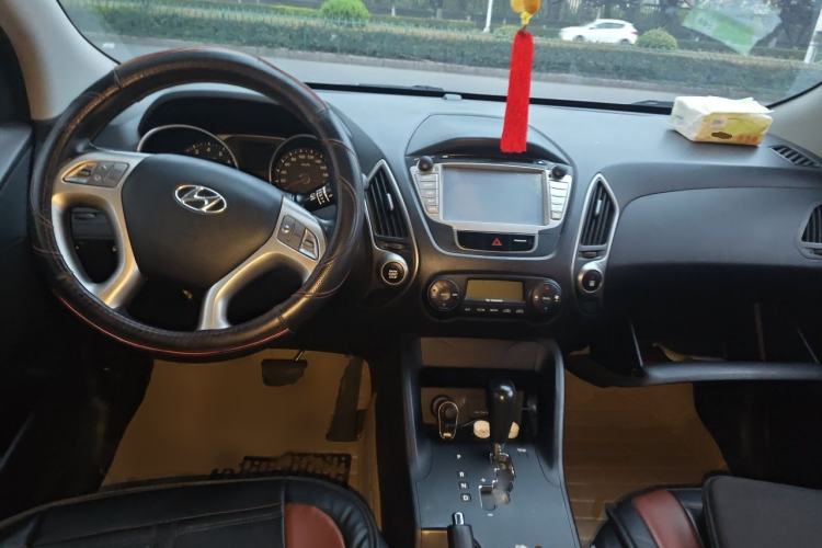 Used Hyundai ix35 2013 2.0L Automatic Two-Wheel Drive Smart GLS China IV Standard Center Console