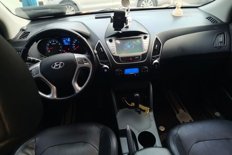 Used Hyundai ix35 2013 2.0L Automatic Two-Wheel Drive Smart GLS China IV Standard Center Console