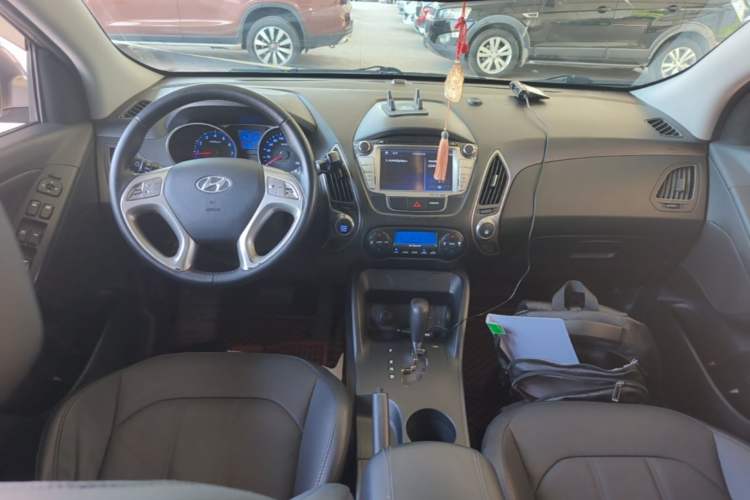 Used Hyundai ix35 2013 2.0L Automatic Two-Wheel Drive Smart GLS China IV Standard Center Console