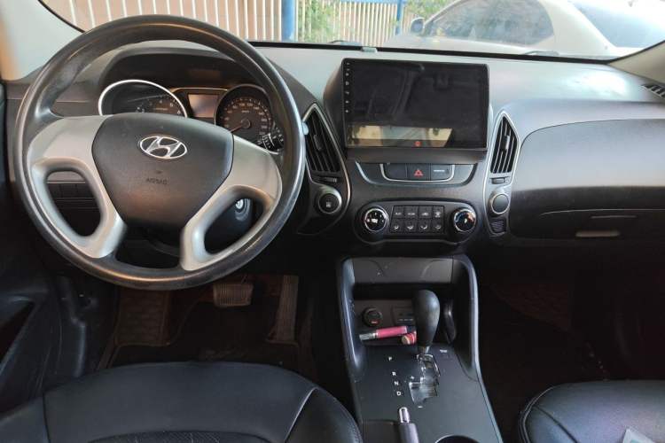 Used Hyundai ix35 2013 2.0L Automatic 2WD Comfort GL China IV Standard Center Console