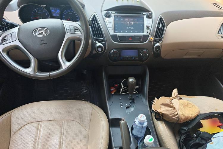 Used Hyundai ix35 2013 2.0L Automatic Two-Wheel Drive Smart GLS China IV Standard Center Console