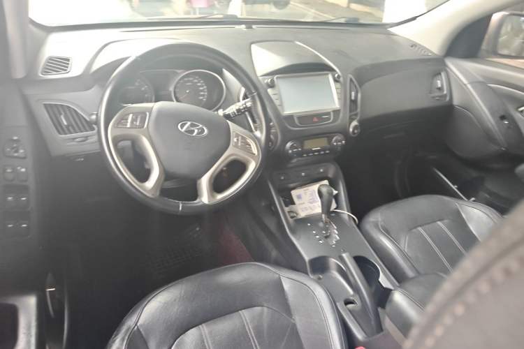Used Hyundai ix35 2013 2.0L Automatic Two-Wheel Drive Smart GLS China IV Standard Center Console