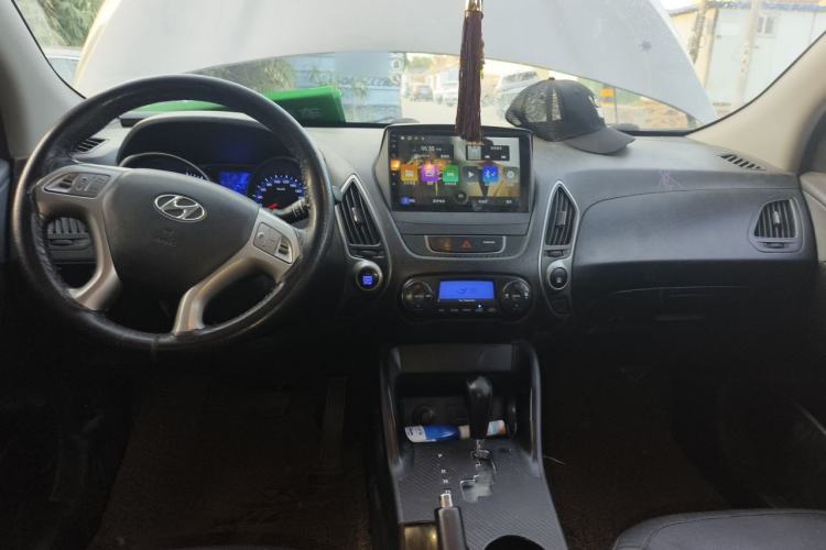 Used Hyundai ix35 2013 2.0L Automatic Two-Wheel Drive Smart GLS China IV Standard Center Console