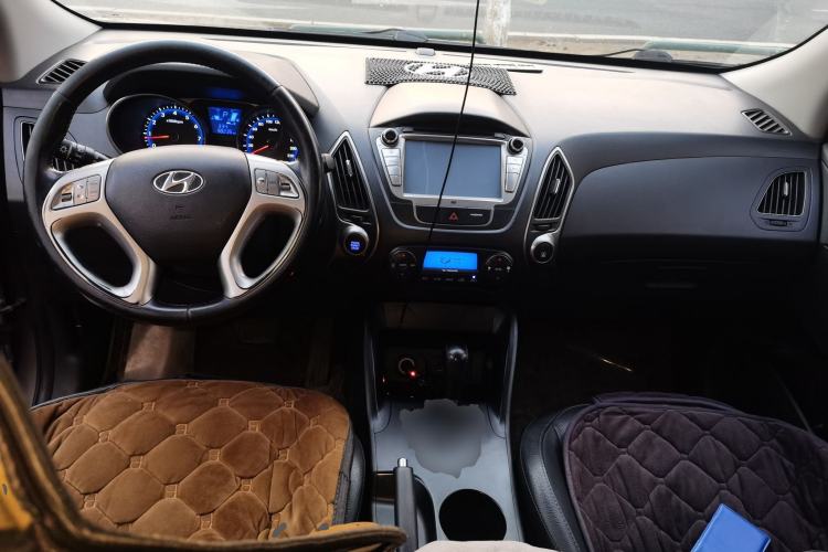 Used Hyundai ix35 2013 2.0L Automatic Two-Wheel Drive Smart GLS China IV Standard Center Console