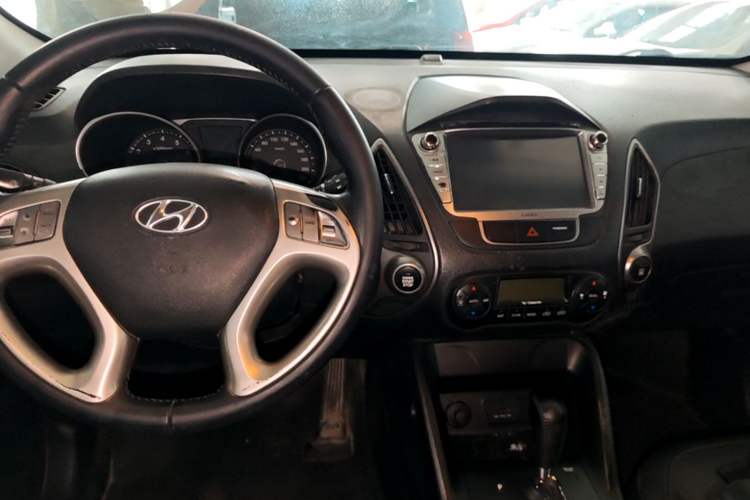 Used Hyundai ix35 2013 2.0L Automatic Two-Wheel Drive Smart GLS China IV Standard Center Console