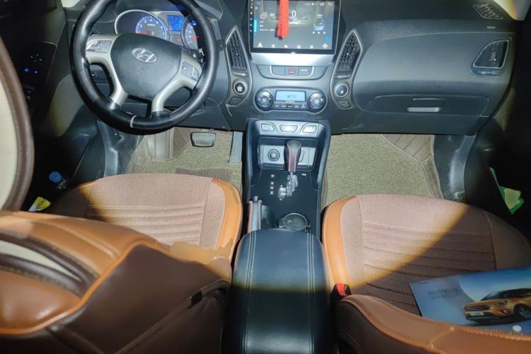 Used Hyundai ix35 2013 2.0L Automatic Two-Wheel Drive Smart GLS China IV Standard Center Console