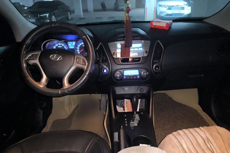 Used Hyundai ix35 2013 2.0L Automatic Two-Wheel Drive Smart GLS China IV Standard Center Console