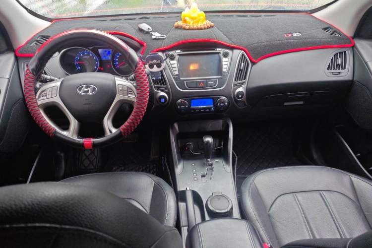 Used Hyundai ix35 2013 2.0L Automatic Two-Wheel Drive Smart GLS China IV Standard Center Console