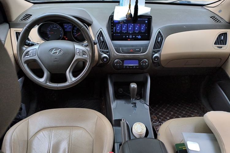 Used Hyundai ix35 2013 2.0L Automatic Two-Wheel Drive Smart GLS China IV Standard Center Console